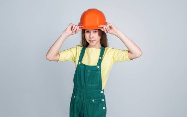 Çocuk inşaat yapıyor. Mühendis genç inşaat işçisi. Uluslararası İşçi Günü. Elektrikçi onun kariyeri. Miğferli kız müteahhitlik yapıyor. İnşaat ve yenileme. İnşa etmek onun hayatı.