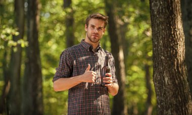 Kamp sezonu başlıyor. Yürüyüşe bayılır. Turizm macerası konsepti. Kampta bira içmek. Ormanda çöp bırakma. Ekoloji kirliliği. Adam ormanda bira içiyor. Yaz pikniğinde rahatla.