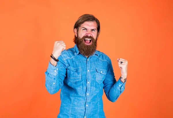 Успешный жестокий бородатый мужчина чувствует счастье, успех — стоковое фото