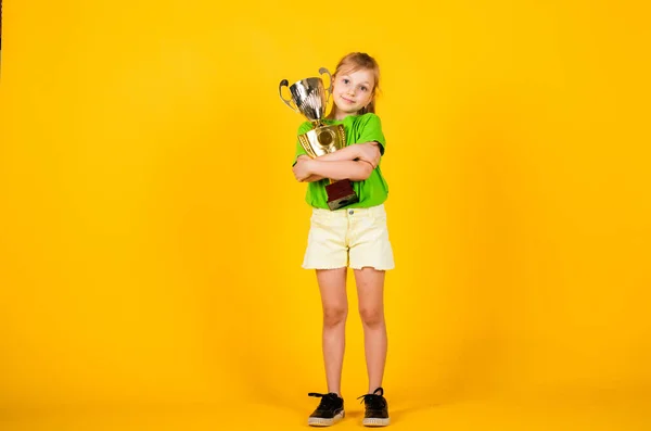 Carino bambino tenere coppa campione, successo sportivo — Foto Stock