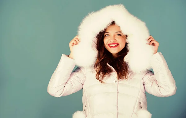 Mjuk päls. Stil kod med elegans. För dem som vill hålla sig moderna. Modetrend. Vinterkläder. Flicka bära vinter jacka blå bakgrund. Vintersäsong. Kvinna slitage dunjacka med lurvig huva — Stockfoto