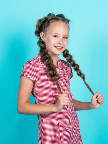 Bambino sorridente con capelli intrecciati dopo parrucchiere, moda — Foto Stock