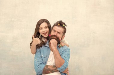Evde birlikte vakit geçirmek. Küçük kız babası için komik bir saç stili yapmış. Kızım ve babam birlikte oynuyorlar. Gelecekteki kariyerinin kuaförü. Baba çocuğuyla eğleniyor. Birliktelik