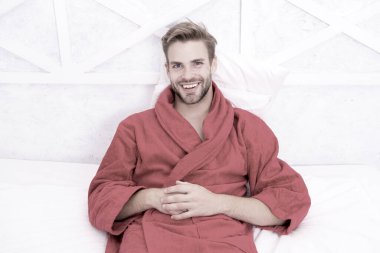 Banyo benim lüksüm. Sabahları banyo cübbesi giyen mutlu bir adam. Seksi adam banyodan sonra gülümsüyor. Banyo rahatlığı ve sağlığın tadını çıkarıyorum.