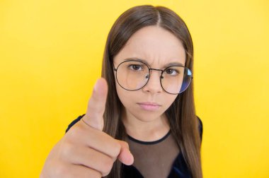 İnek. Seçici odaklanma. Koruyucu giyiyorum. Katı genç kız kötü görme duyusu yüzünden gözlük takıyor. Çocuk çalışmaya hazır. Çocuk okula geri döndü. çocukluk mutluluğu. Gözlükle çok şık görünüyorsun.