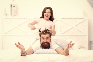 Coronavirus karantinası ve çocuğuyla evde mahsur kalan babam. Aile eğlencesi. Baba için saç yapan bir kız. Çocuklarla karantina. Mutlu bir aile. Pijama partisi. Mutlu bir çocukluk. Yatak odasında dinleniyor.