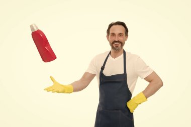 Mükemmel deterjan ürünü. Ev işlerini yapmak kolay. Lastik eldivenli olgun bir adam. Adam temizleyiciyle evi temizliyor. Önlükle bulaşık yıkıyorum. El derisi koruması. Günlük rutin ev işleri