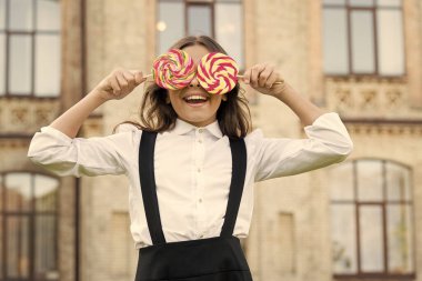 Hile günü. Tatlı şekerli mutlu çocuk. Çocuk dışarıda lolipop tutuyordu. Şekerli mutlu çocuk. Okul beslenmesi. Kalori ve enerji. İkisi de benim. Tatlılara bayılırım. Şeker bağımlılığı