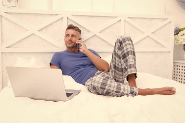 Yemek sipariş et. Uzaktan erişim. Olgun erkek pijama işçisi evde dinleniyor. Çevrimiçi servis. Uzaktan çalışma konsepti. Sosyal ağlar. Çevrimiçi dünya. İnternette sörf yapan adam. Dijital pazarlama