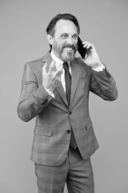 Saldırgan adam cep telefonu konuşuyor, intikam konsepti.