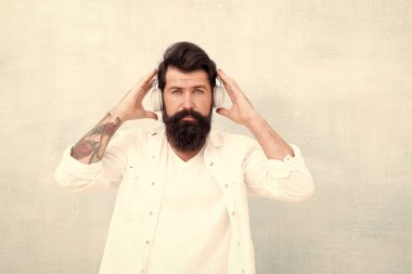 Elektronik dans müziği ve ev şarkıları. Enstrümantal müzik. Sakallı adam kulaklıkları arka planda. Hippi müzik kulaklığı dinler. Modern kablosuz kulaklık. Mükemmel ses konsepti