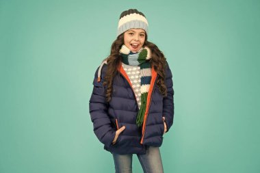 Çocuk giyim mağazası. Rahatlamak için tasarlandı. Moda kızı kışlık giysileri. Moda modası. Moda ceketi. Isınıyorum. Sıradan bir kışlık ceket daha şık, daha rahat özellikleri var. Kadın modası.