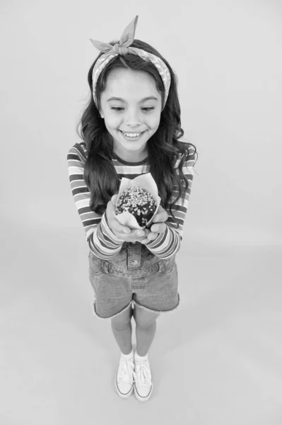 Zoet lekker muffin klein meisje, chocolade snack concept — Stockfoto
