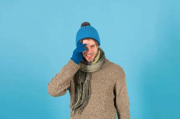 Jag är ledsen. Man stilig orakad kille bära vinter tillbehör på blå bakgrund. Vintersäsongsförsäljning. Hipster stickad vinter mössa halsduk och handskar. Köpkoncept. Känslomässigt uttryck. Glömde — Stockfoto
