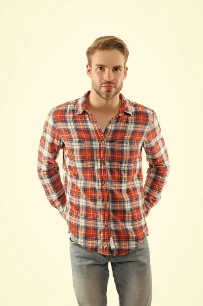 Mantendo-o casual. Bonito homem em estilo casual isolado em branco. Tendências da moda casual. Roupeiro para a vida cotidiana dos homens. Moda e estilo. Sentindo-se confiante em roupas casuais — Fotografia de Stock