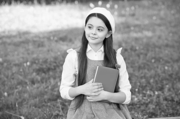 Ten en cuenta. Niño reflexivo pensar sentado en el banco al aire libre. Niña de vuelta a la escuela. Habilidades de aprendizaje y pensamiento. Un trabajo cerebral. Escuela y educación. Piensa en positivo. Piensa y cree. Primero piensa —  Fotos de Stock