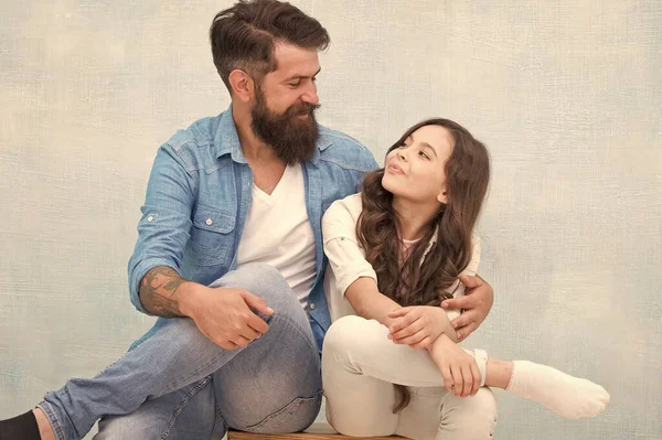 Hipster ailesi. Babasına bak, kızını al. Birlikte daha iyi. Babalar Günü 'nü kutlayan mutlu aile. Tatilleri kutlayan kız ve baba. Tatil kutlaması. Mutlu kutlamalar. Kutlamaya devam