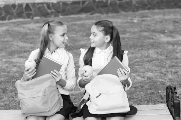 Começando sua jornada de conhecimento. Meninas felizes de volta à escola em 1 de setembro. Filhinhos em 1 de setembro. Inicialização. 1 de Setembro. Dia do conhecimento. Início do novo ano letivo. 1 de Setembro — Fotografia de Stock