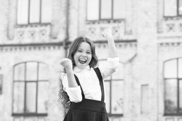 Lazer e descanso. Penteado lindo. Aluno sorridente. Um verdadeiro sucesso. Miúdo feliz ao ar livre. Aluna alegre. Estudante relaxante. Feliz conceito de infância. Dia internacional das crianças. Ensino privado — Fotografia de Stock