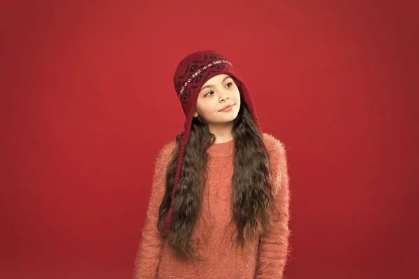 梦想的心情。小孩戴着针织的帽子.保持温暖。小女孩冬季时尚服饰。可爱的小孩长发,戴着勃艮第背景的帽子.可爱的模特喜欢冬季风格.冬季服装 — 图库照片