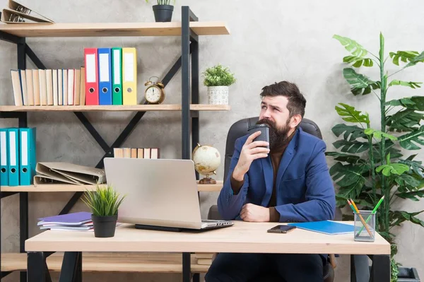 Formalite icabı uykucu yönetici sabahları büro masasında kahve içer, içki içer.