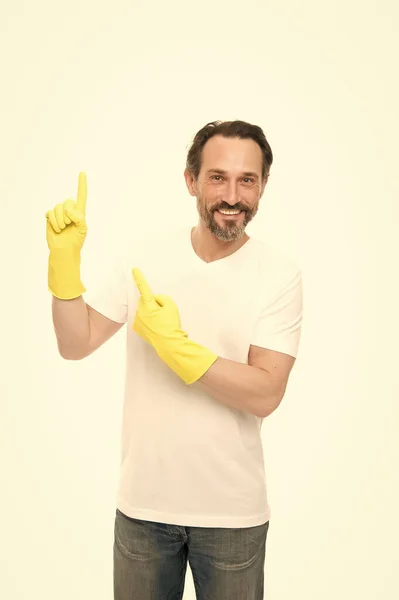 手の皮膚保護。家庭内の仕事をしています。彼はどんな仕事にも対処するだろう。幸せな成熟した男はゴム手袋を着用する。家を掃除してる。食器を洗いながら手に気をつけて — ストック写真