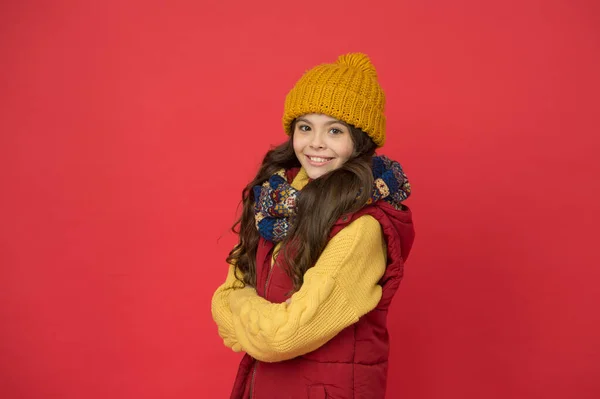 Ευτυχισμένο κορίτσι έφηβος φορούν ζεστά ρούχα του χειμώνα, κρύα εποχή — Φωτογραφία Αρχείου