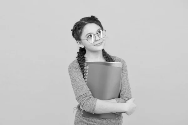 Cursussen voor begaafde kinderen. School is cool. Privé-onderwijs. Schattig lachend schoolmeisje. Meisje klein schoolmeisje. Leerling met vlechten die naar school gaan. Schoolmeisje dagelijks leven. Neem boek uit de bibliotheek — Stockfoto