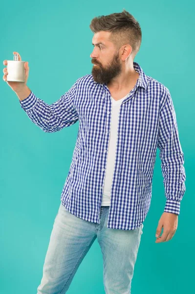 Branché caucasien gars avec barbe et moustache présentant parfum masculin sur fond bleu, odeur — Photo