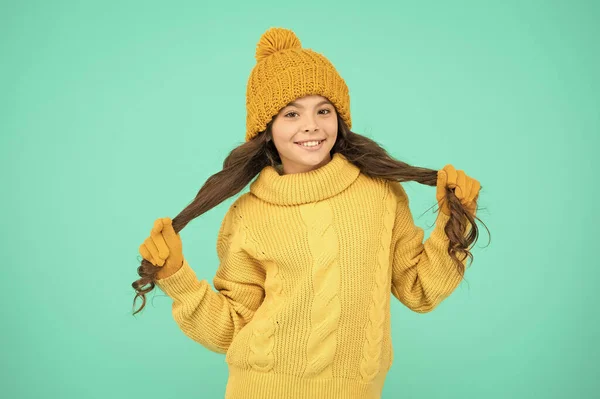 Χειμερινές διακοπές. Κατάστημα ρούχων. Χειμερινή συλλογή. Μικρό παιδί φοράει καπέλο πουλόβερ γάντια. Κλιματικό έλεγχο. Κρύο καιρό. Χαριτωμένο κορίτσι απολαμβάνουν τη χειμερινή περίοδο. Το μικρό παιδί φοράει πλεκτό καπέλο. Προσεκτική παιδική ηλικία — Φωτογραφία Αρχείου