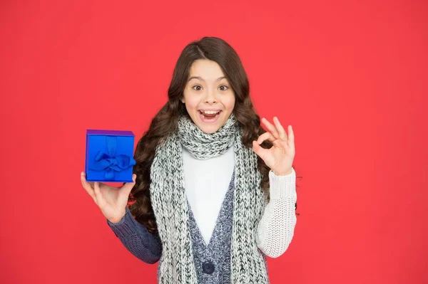 Élégant enfant fille en vêtements chauds décontractés avec boîte après les achats saisonniers réussis pendant les vacances de Noël, consommation de la vente — Photo