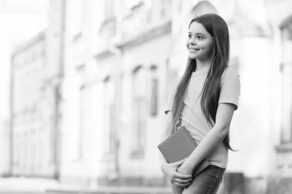 Estudo de livro. Criança feliz segurar outdors livro da escola. Bom estudo. A estudar para exames. Estudar e aprender. Estudo e educação. Biblioteca da escola. Aprendizagem alegre, espaço de cópia — Fotografia de Stock