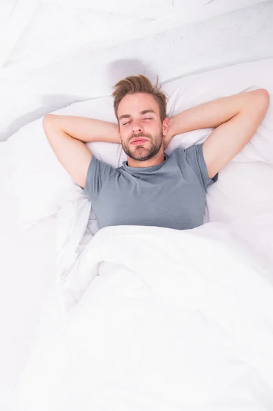 Bersantai sebelum tertidur. Tidurlah yang nyenyak setiap malam. Pria berjenggot wajah santai. Mempertahankan irama sirkadian yang konsisten penting untuk kesehatan umum. Pria tampan santai di tempat tidur — Stok Foto