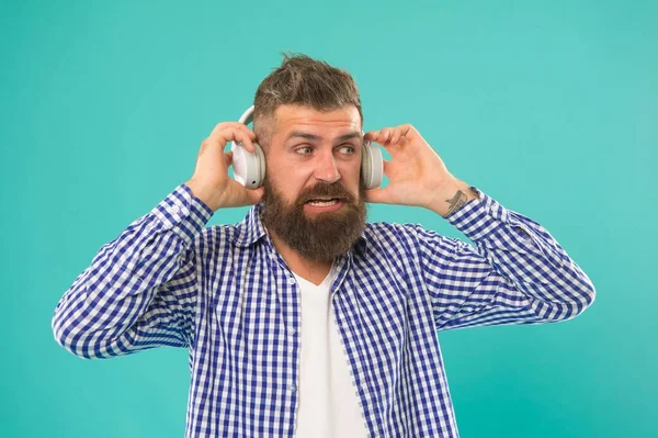 Érett férfi hipster nem állni hangos zenei hangerő headset kék háttér, hangerő — Stock Fotó