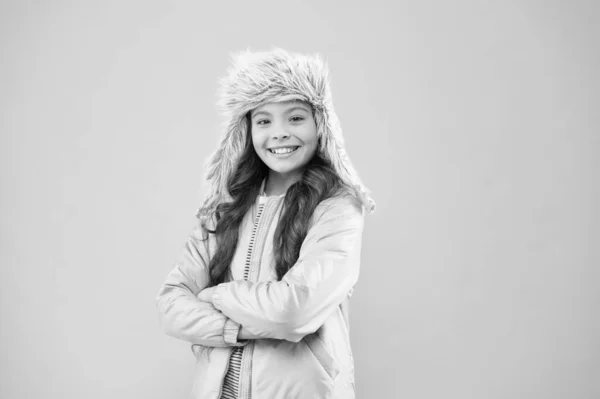 Schattig lachend model. Schattig klein kind draagt wintergebreid accessoire. Schattig klein meisje mode hoed roze achtergrond. Kleding winkel. Hoeden voor het winterseizoen. Winterkleding. Winkelen voor accessoires — Stockfoto