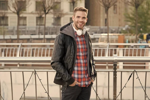 Estilo de vida moderno. Hombre guapo y elegante escuchar música al aire libre. El tipo disfruta de la música tocando en auriculares. Sonido estéreo. Sonido y tecnología musical. Experiencias musicales. Concepto de servicios de transmisión — Foto de Stock