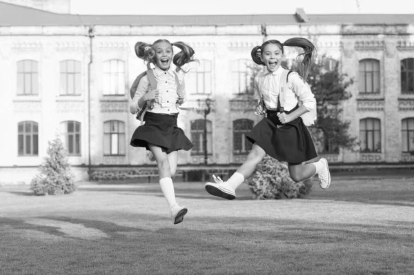 Primer día de vacaciones. Los niños felices huyen de la escuela. Niños pequeños en el aire libre. Vacaciones escolares. Libertad. Tiempo libre. Felices fiestas o vacaciones. Después de clase. Actividades de ocio. Vacaciones de verano — Foto de Stock