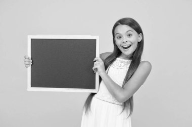 Sana iyi haberlerim var. Bilgi için tebeşir tahtası. Boş karatahta. Bilmen gereken bir şey var. Mutlu gülümseyen kız tahtayı tutuyor. Boş tahtası olan küçük bir çocuk. Reklam tanıtımı kopyalama alanı