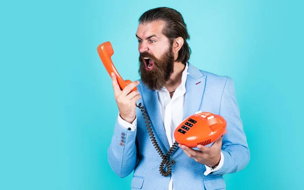 ¿Me oyes? El hipster barbudo usa teléfono retro. concepto de comunicación. brutal hombre guapo con bigote hablar por teléfono. llamada y conversación. tecnología moderna y vintage — Foto de Stock