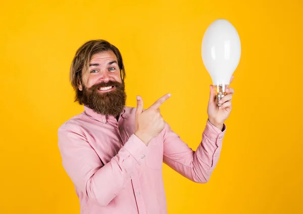 Hombre maduro con barba y el peinado de moda sostienen bombilla de la lámpara, creatividad — Foto de Stock