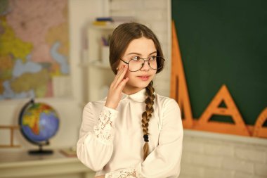 Sevimli okul ineği. Yeni iş birimlerini tanıtıyorum. Çocuk gözlük takıyor. Okul konseptine geri dönelim. Hobi olarak kitap okumak. Eğitim ve çocuk edebiyatı. Sınıfta romantik liseli kız