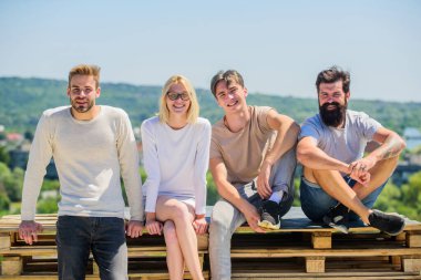 Dinleniyorum. Dört kişilik bir grup. İzin günü için harika bir yer. Çeşitli gençler birlikte konuşuyor. Sıradan giyinmiş bir grup insan. Mutlu erkekler ve kızlar rahatlayın. En iyi arkadaşlar. Yaz tatili