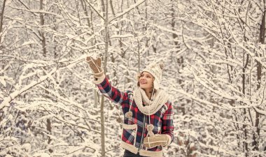 Vay canına. Mutlu hava. Enerji dolu. Kış tatili ve tatil. Özgürlüğü hissetmek için en iyi yer. Kadın kış manzarasının tadını çıkarıyor. Kız karlı ormanda dinleniyor. Kadın gündelik tarzı. En sevdiğim mevsim
