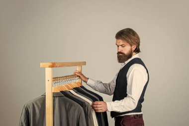 Demiryolu butiği müşterisinin seçtiği ceket ceketleri, alışveriş günü konsepti.