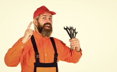 Anahtar aracı sıkılaştırıcı detayları düzeltiyor. Profesyonel aletler. Değiştirme parçaları. Adam anahtar aletlerini tutuyor. Sorunu doğru ve hızlı bir şekilde teşhis et. Anahtar gereçleri. Otomotiv Teknisyenleri ve Tamircileri