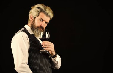 Sommelier 'in sorumluluğu lezzet tercihi dahilinde. Degustation 'da kırmızı şarap. Sommelier içkinin değerini biliyor. Şarap servisinin her alanında uzmanlaşmıştır. Bardaki barmen. Sommelier şarabın tadına bakar.