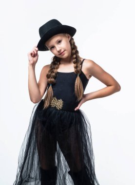 Çocuk modası modası. Siyah şapkalı çocuk beyaz arka planda izole edilmiş. Kuaför salonu. Saçlarının güzelliği. Retro görünümlü genç kız. Güzellik ve moda. Mutlu çocukluk
