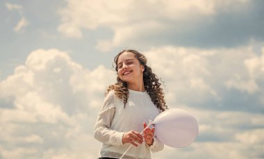 Parti elemanları. Parti balonlu küçük bir kız. Yaz tatili ve tatil. çocukluk mutluluğu. Özgür ve tasasız hissediyorum. Bahar tatilinde küçük bir çocuk. Neşeli çocuk iyi eğlenceler. Mutlu yıllar.