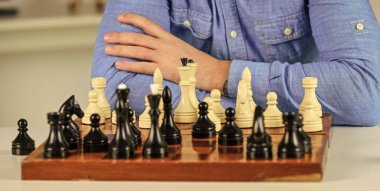 Geliştirme mantığı. Satranç oynamayı öğreniyorum. Kötü hamle, iyi olanları geçersiz kılar. Tahta satranç tahtasındaki figürler. Bir sonraki adımı düşünüyorum. Satranç dersi. Strateji konsepti. Satranç oynuyorum. Entelektüel hobi