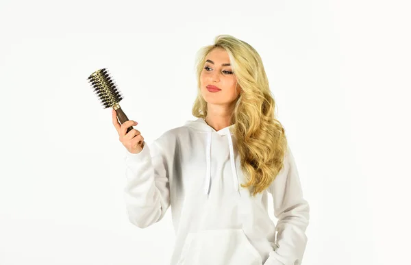 Vous aimerez aussi. Cheveux de curling styliste. mannequin femme. Belle femme blonde. Fille avec de magnifiques cheveux sains en utilisant une brosse à cheveux pour des boucles parfaites. Fille soin de la coiffure. Mode et beauté — Photo